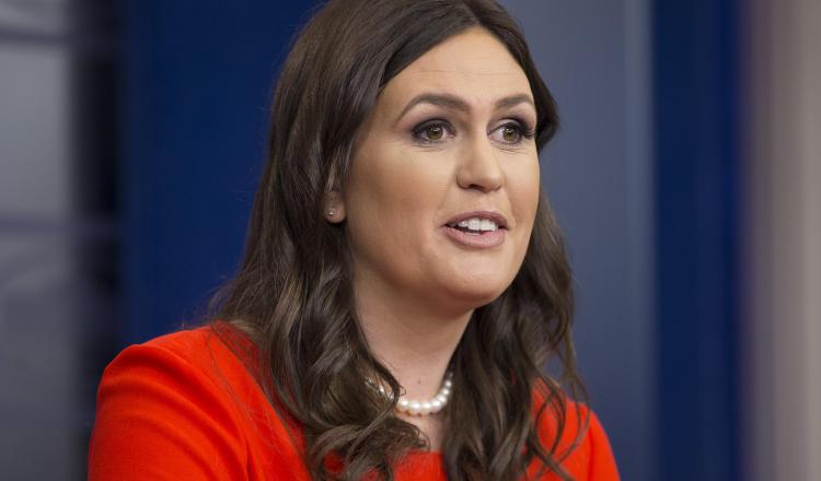 Sarah Huckabee Sanders ofreciendo su primera conferencia de prensa en la Casa Blanca. EFE