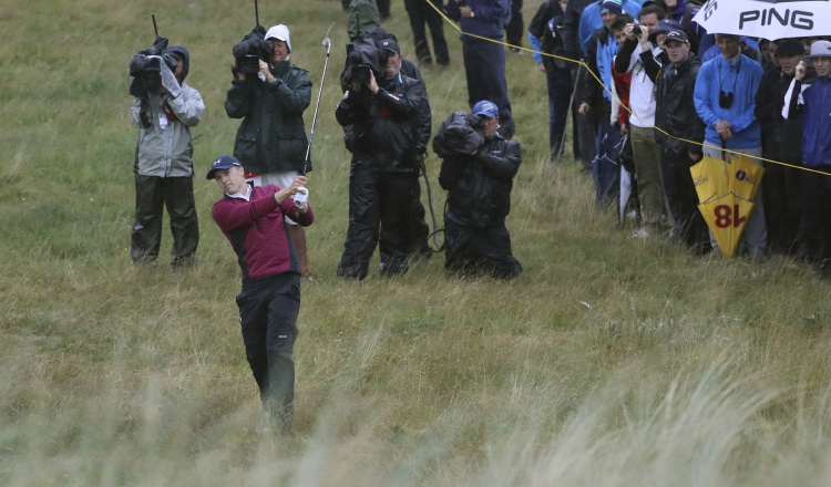 Jordan Spieth juega en el hoyo 17. AP