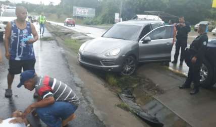 Momentos en que esperaban la ambulancia para el herido.