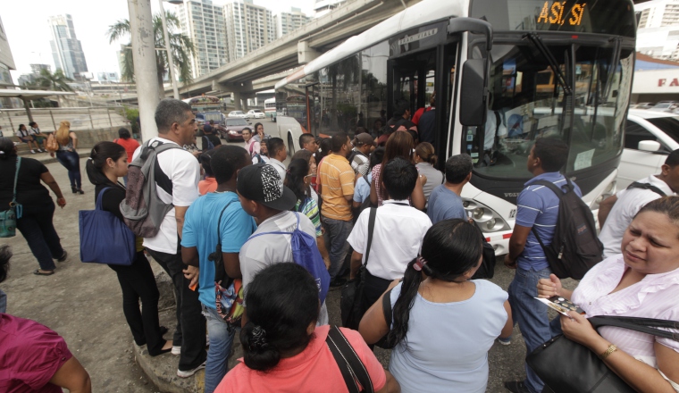 Usuarios pasan problemas con el metrobús. Usuarios pasan problemas con el metrobús. /Foto Archivo