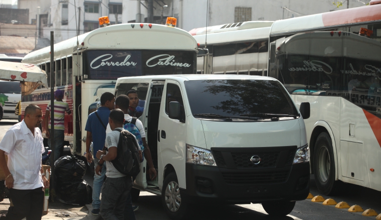 Busitos piratas cobran altos precios en pasaje. Busitos piratas cobran altos precios en pasaje. /Foto Archivo