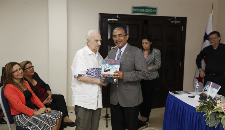 Álvaro Menéndez Franco recibe un ejemplar de la revista. Álvaro Menéndez Franco recibe un ejemplar de la revista. /Foto Josué Arosemena