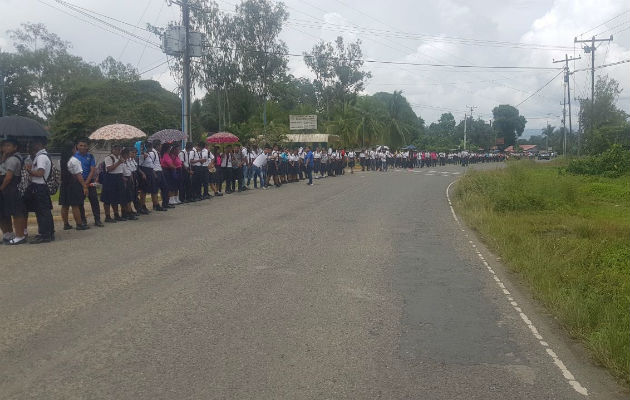 Estudiantes realizaron el viernes una cadena humana cerrando el paso en la calle que da con puesto fronterizo. Foto: Leonardo Machuca