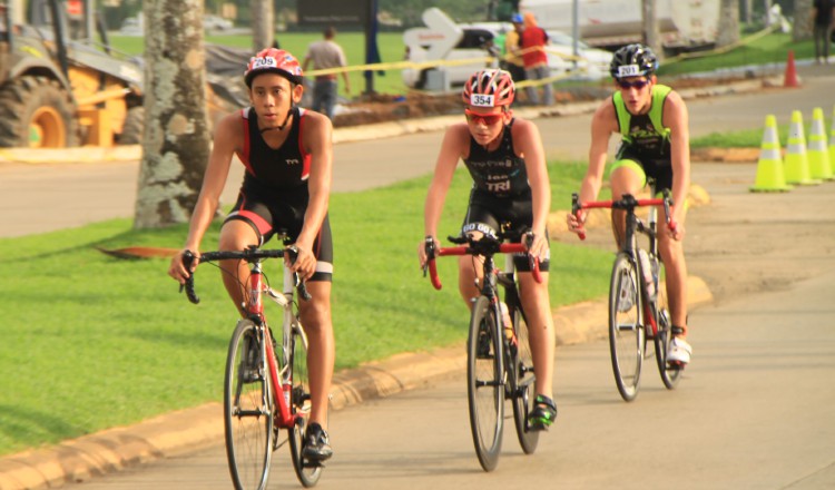 Los atletas en disputa en el sprint. /Foto Cortesía