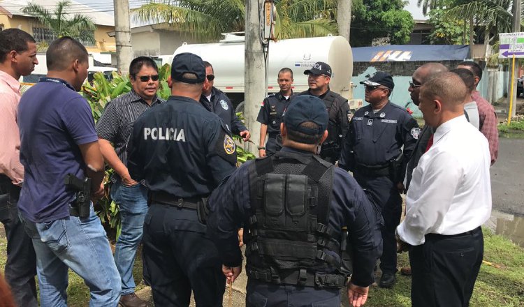 El ministro de Seguridad y el director de la Policía, durante un recorrido en Colón, atendiendo situaciones de delincuencia registradas. /Foto Cortesía