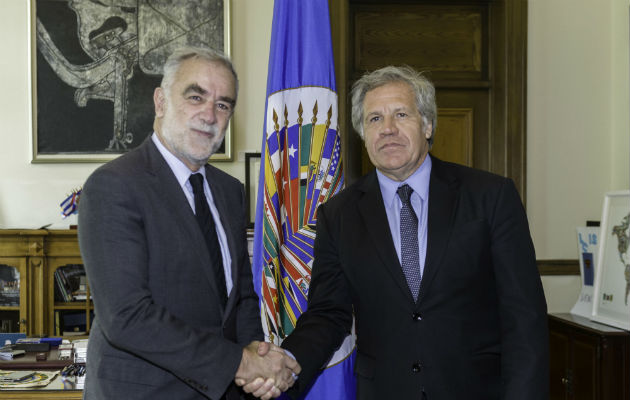 Luis Moreno Ocampo reunido con el secretario general de la OEA Luis Almagro. FOTO/EFE