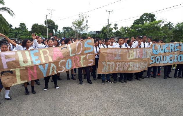 Docentes y estudiantes están siendo afectados por familias que han invadido terrenos de propiedad del colegio de Guabito. Foto: Leonardo Machuca