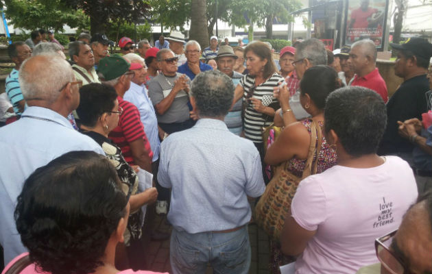Los jubilados y pensionados dicen que nada Cerdem, quieren su dinero pronto. Foto: José Vásquez