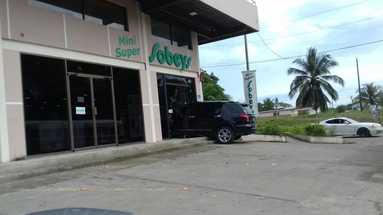 Se observa la manera de como quedó el vehículo. Foto: Delfia Cortez.  