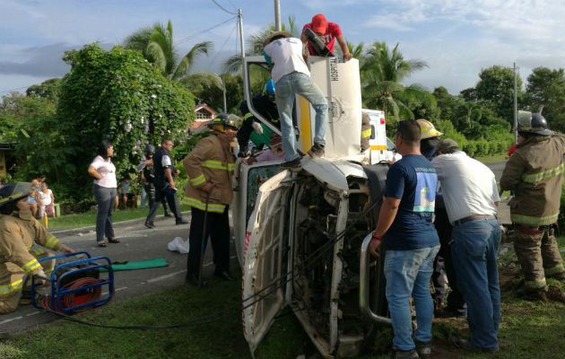 La única ambulancia en el área norte se vuelca y choca, dejando cinco heridos y el vehículo casi fue pérdida total. Foto: bomberoscocle