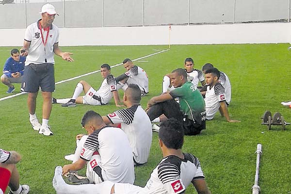 Moreno habla con sus jugadores durante un entrenamiento. /Foto Jaime Chávez R.