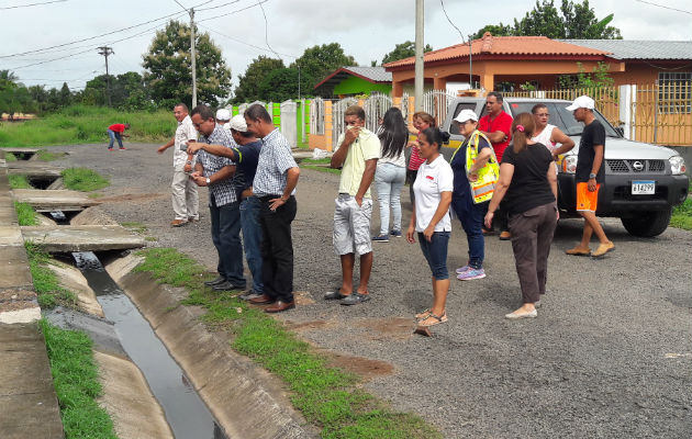 Las tuberías sanitarias se obstruyen  y provocan derrames de aguas servidas. 
