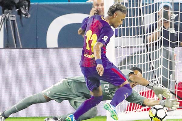 El portero del Real Madrid, Keylor Navas, tapa un remate de Neymar, del Barcelona. /Foto EFE