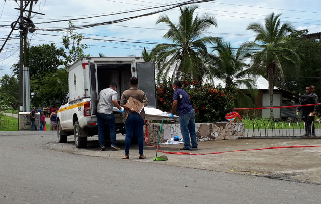 Traslado del cuerpo a la morgue. Foto: Leonardo Machuca G.