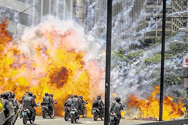 Siete agentes heridos tras explosión de dos motos