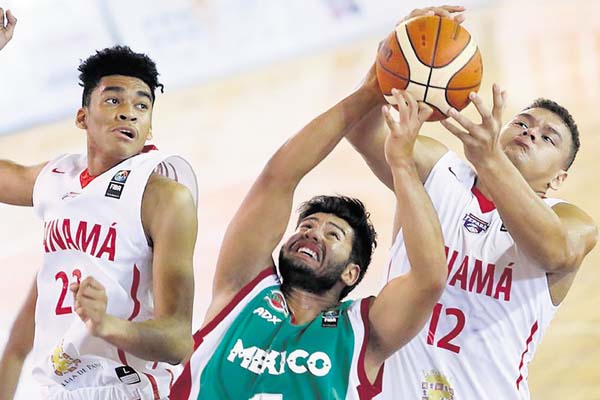 Jesús Lombardo (13) le aplica un tapón a Luis Ochoa de México. /Foto Fibaamericas.com