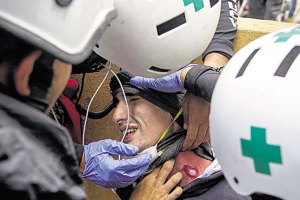 Personal de emergencias ayuda a un herido. /Foto EFE