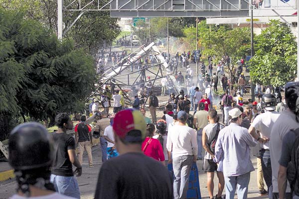 La característica en las calles venezolanas eran los cierres de calle. /Foto EFE