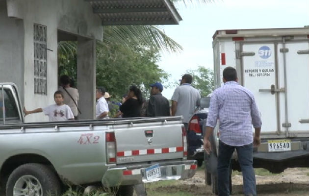 Mientras realiza trabajos de mecánica en su auto, el mismo le cayó y lo aplastó. Foto: Mayra Madrid