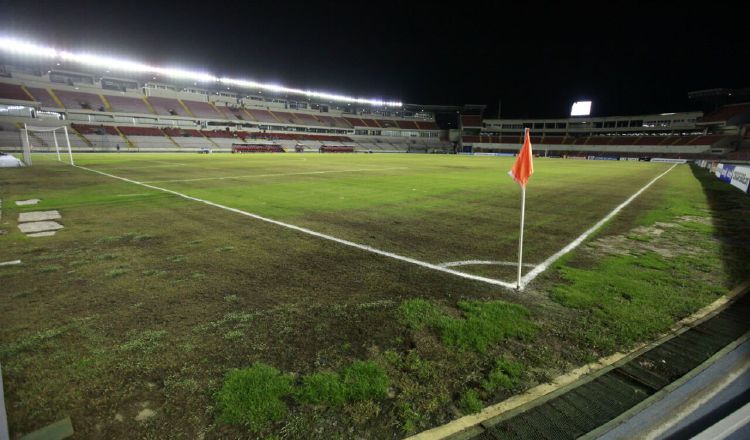 La cancha del  Rommel, en pésimo estado. /Foto Anayansi Gamez