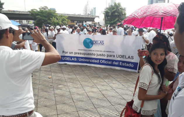 Estudiantes y administrativos marchan a la Presidencia.