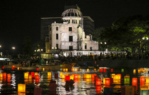 Un grupo de personas recuerdan a sus seres queridos. FOTO/AP