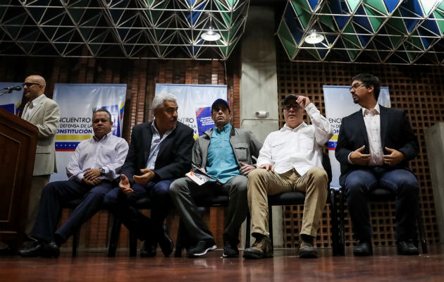 Miembros de la Mesa de la Unidad Democrática, planifican sus nuevas acciones. FOTO/EFE