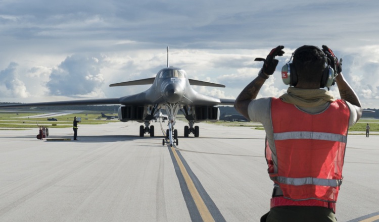 Un avión de combate B-1B Lancer de la Fuerza Aérea de EE.UU. apostado en la base de Guam. AP.