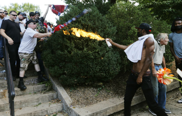 Grupos se enfrentan en las calles de Charlottesville (Virginia). FOTO/AP