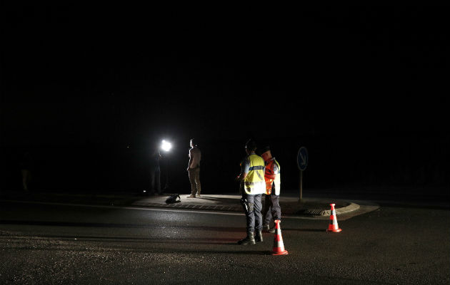Agentes desvían el tránsito del área donde ocurrió la tragedia. FOTO/AP