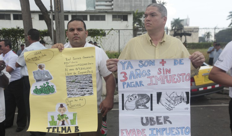 Taxistas fueron a la Presidencia a entregar una carta solicitando una cita con el mandatario Varela. /Foto Víctor Arosemena 