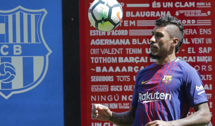 Paulinho hace juegos con la pelota durante su presentación como nuevo jugador del Barcelona. /Foto AP