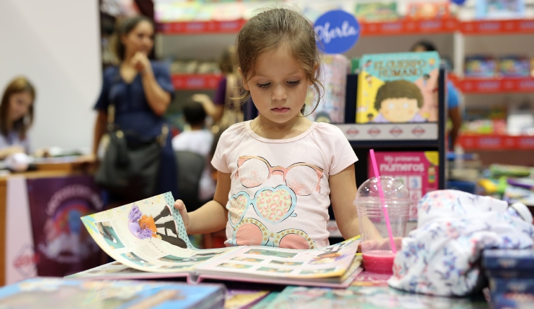 Los niños quedan extasiados con tanto libro hermoso en la FIL.