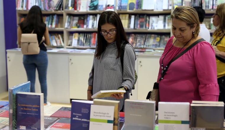 Rica gama de libros para universitarios y profesionales en Atlapa.