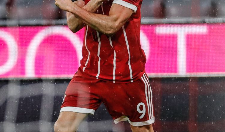 Robert Lewandowski celebra su gol de penal. EFE