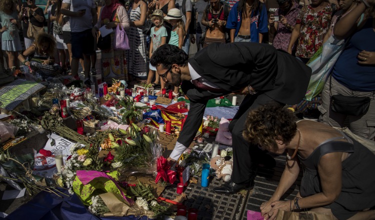 Rinden tributo a los fallecidos en Barcelona. AP