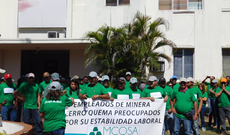 Trabajadores de la empresa minera, a favor del proyecto. Zenaida Vásquez 