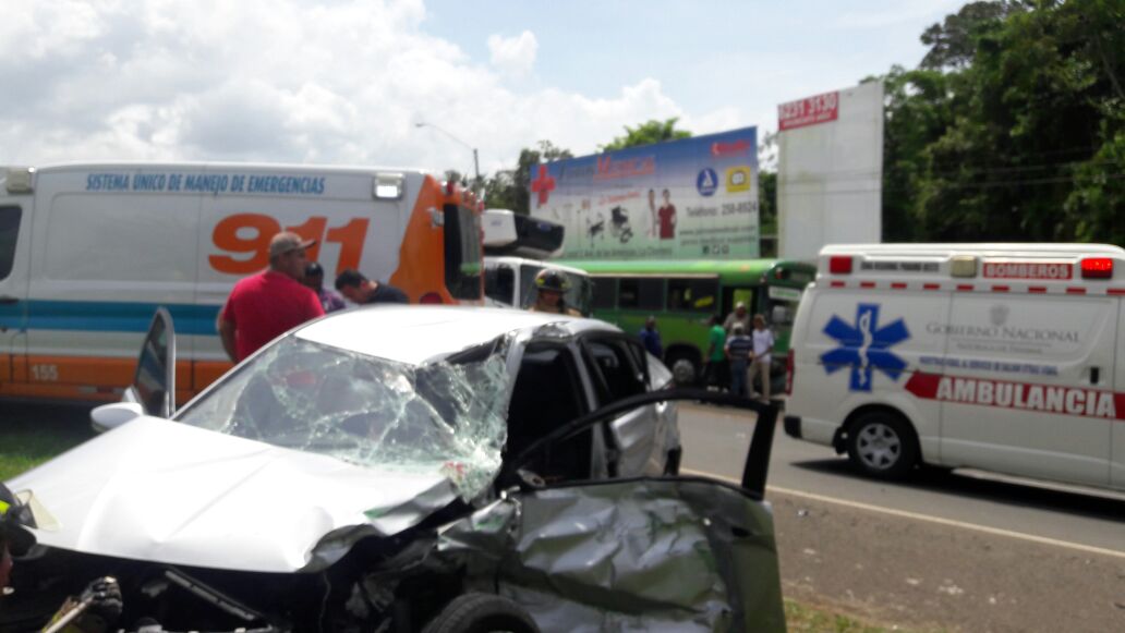 El vehículo quedó con serios daños en la carrocería. Fotos: Eric Ariel Montenegro. 