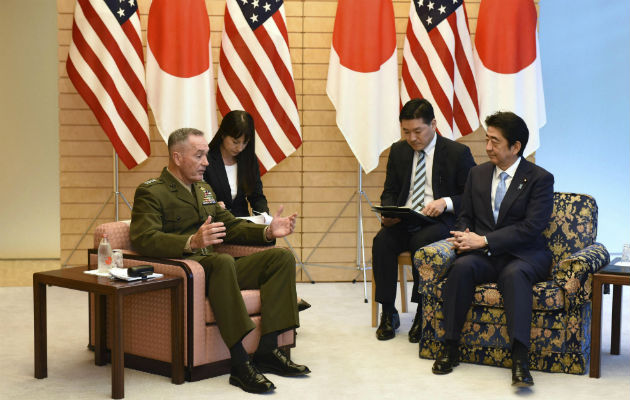 jefe del Estado Mayor Conjunto de EE.UU., el general Joseph Dunford, reunido con Shinzo Abe. FOTO/EFE 