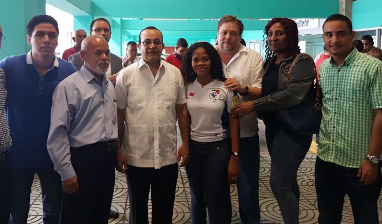 Autoridades universitarias, encabezadas por el rector Eduardo Flores, acompañaron a la joven Rita Ramos a la audiencia en Plaza Ágora. /Foto Internet 