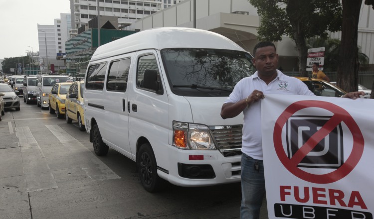 Taxistas de turismo manifestaron su rechazo en varias protestas en contra de la plataforma Uber en Panamá. /Foto Archivo 