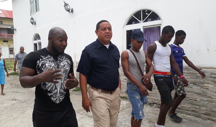 René Moses (centro), coordinador ejecutivo del programa Barrios Seguros, conversa con integrantes del mismo. /Foto Cortesía 