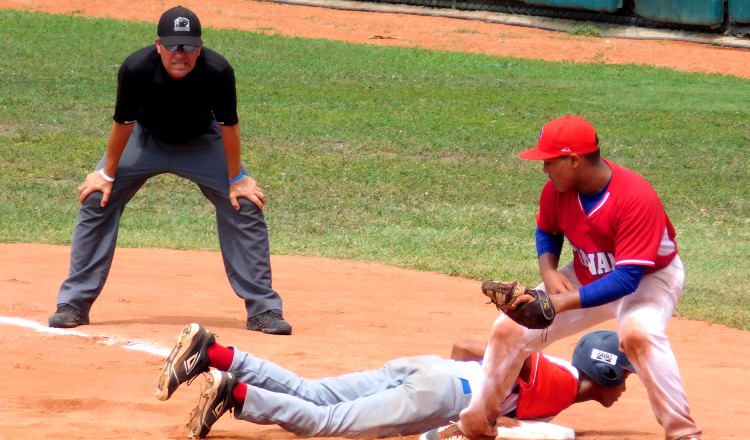 Acción del partido entre panameños y cubanos. /Foto Fedebeis