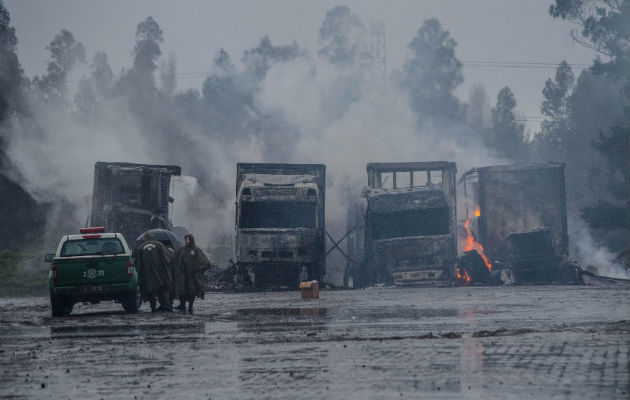 Exigen que los responsables de la quema de los camiones respondan ante la ley. FOTO/EFE