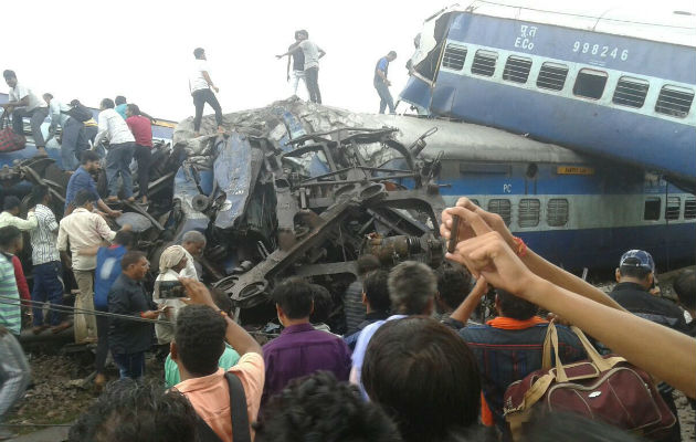 Cerca de 80 personas resultaron heridas en el descarrilamiento del tren. FOTO/AP