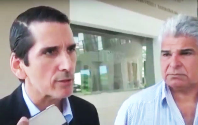 Exministros Roux y Mulino a su salida del Tribunal Electoral.