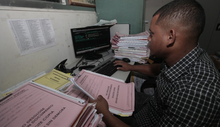 Mucha de esta documentación procede de Contraloría. /Foto Víctor Arosemena