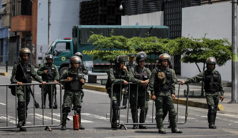 Militares custodian el Ministerio Público. Militares custodian el Ministerio Público. /Foto EFE