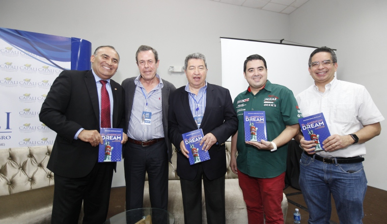 Enrique Berruga posó con diplomáticos y lectores. Enrique Berruga posó con diplomáticos y lectores. /Foto Josué Arosemena.