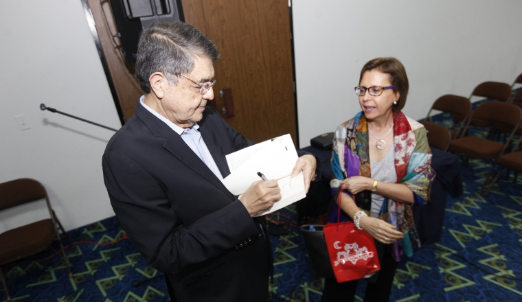 Sergio Ramírez (Nicaragua) dedica un libro a una lectora suya. Sergio Ramírez (Nicaragua) dedica un libro a una lectora suya.